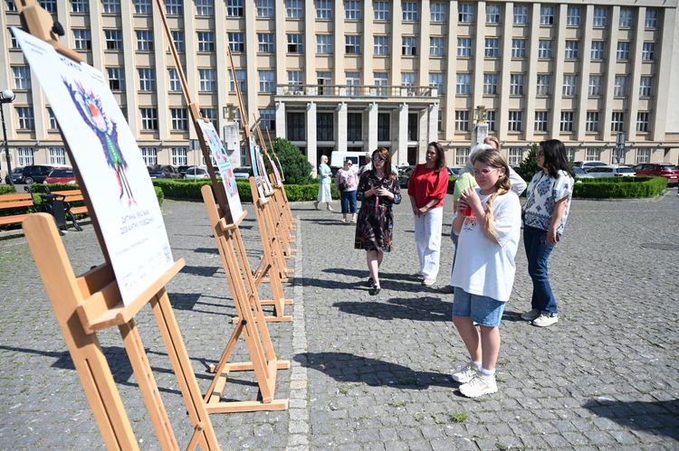 В Ужгороді презентували всеукраїнську художню виставку про етичну комунікацію