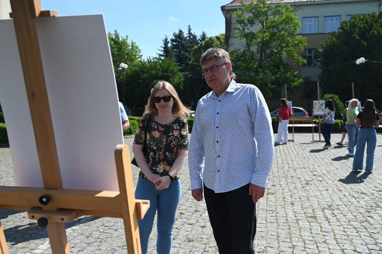 В Ужгороді презентували всеукраїнську художню виставку про етичну комунікацію