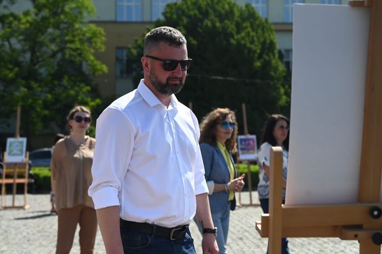 В Ужгороді презентували всеукраїнську художню виставку про етичну комунікацію