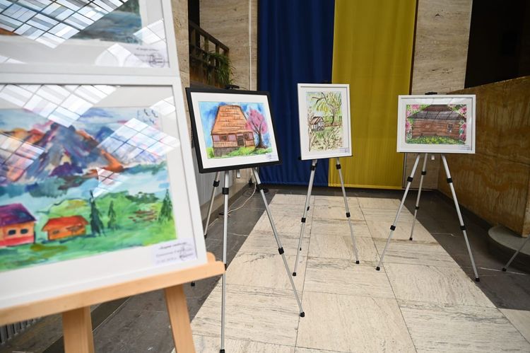 В атріумі ОВА запрацювала виставка пленерного живопису «Сонячний шлях»