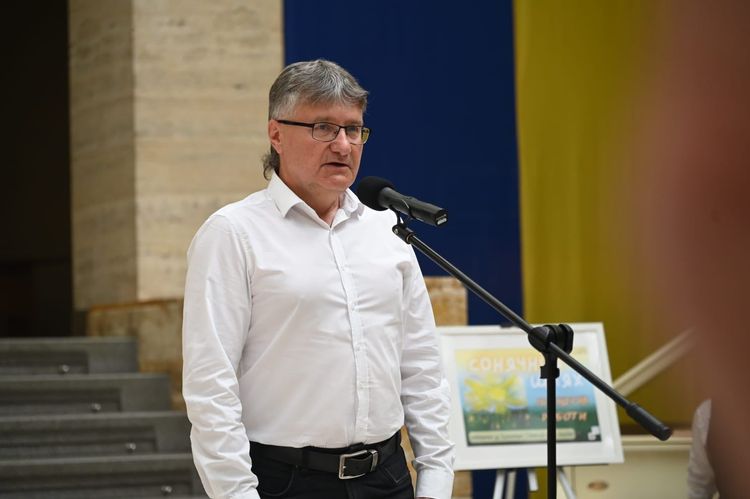 В атріумі ОВА запрацювала виставка пленерного живопису «Сонячний шлях»