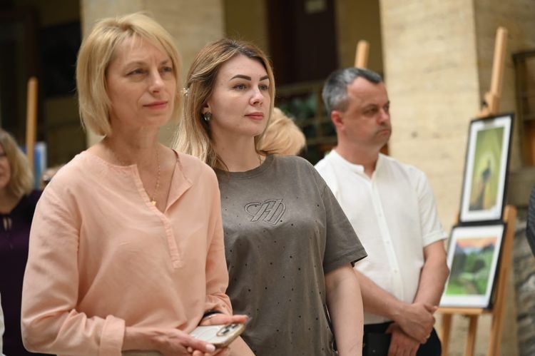 В атріумі ОВА запрацювала виставка пленерного живопису «Сонячний шлях»