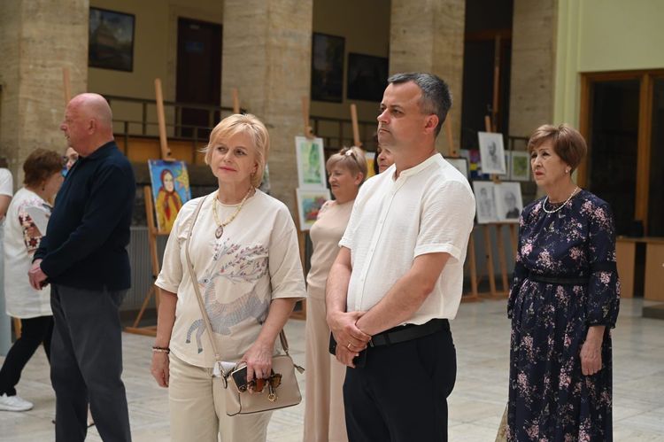 В атріумі ОВА запрацювала виставка пленерного живопису «Сонячний шлях»