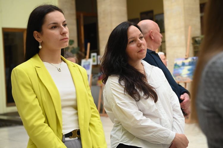 В атріумі ОВА запрацювала виставка пленерного живопису «Сонячний шлях»