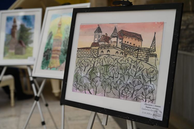 В атріумі ОВА запрацювала виставка пленерного живопису «Сонячний шлях»
