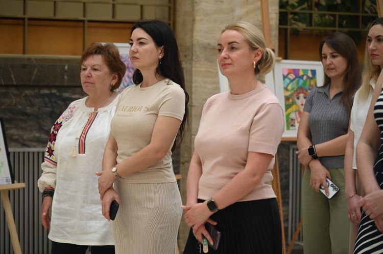 В атріумі ОВА запрацювала виставка пленерного живопису «Сонячний шлях»