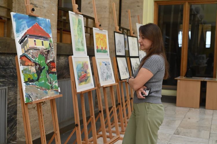 В атріумі ОВА запрацювала виставка пленерного живопису «Сонячний шлях»