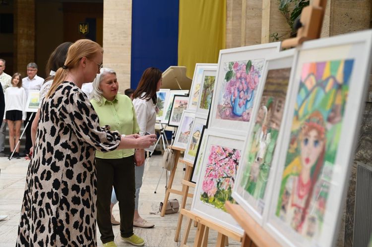 В атріумі ОВА запрацювала виставка пленерного живопису «Сонячний шлях»