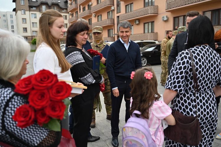 В Ужгороді ветеранам та дружині полеглого Героя передали ключі від п'яти нових квартир