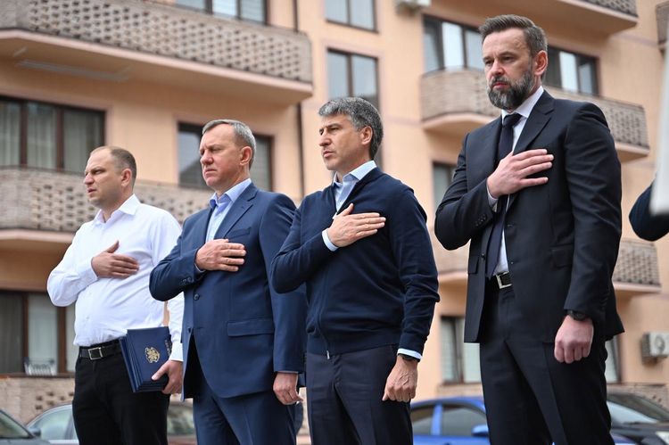 В Ужгороді ветеранам та дружині полеглого Героя передали ключі від п'яти нових квартир