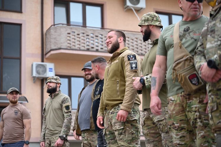 В Ужгороді ветеранам та дружині полеглого Героя передали ключі від п'яти нових квартир