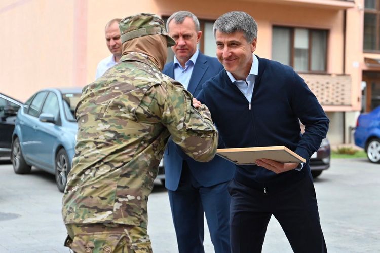 В Ужгороді ветеранам та дружині полеглого Героя передали ключі від п'яти нових квартир