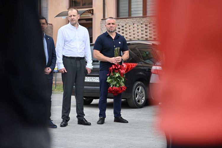 В Ужгороді ветеранам та дружині полеглого Героя передали ключі від п'яти нових квартир