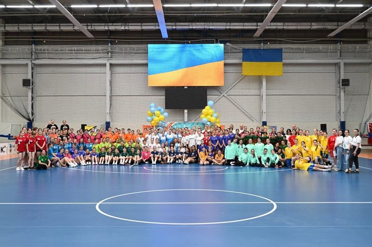 250 гандболісток, 20 команд та один кубок: в Ужгороді стартував фінал шкільних ліг