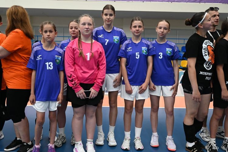 250 гандболісток, 20 команд та один кубок: в Ужгороді стартував фінал шкільних ліг