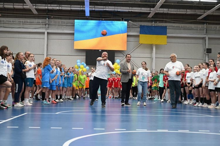 250 гандболісток, 20 команд та один кубок: в Ужгороді стартував фінал шкільних ліг
