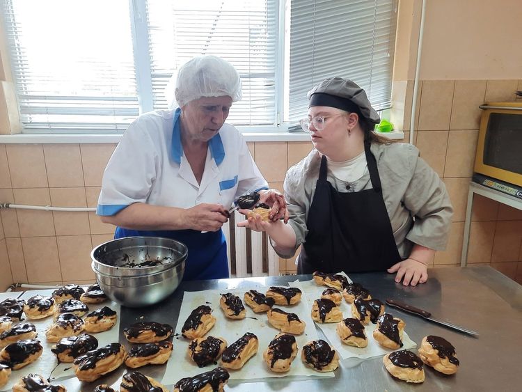 На Закарпатті молодь з особливими освітніми потребами опановує кондитерську майстерність
