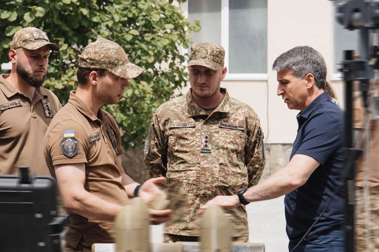 Голова ОВА передав партію спецобладнання закарпатським нацгвардійцям