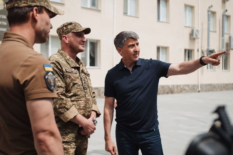 Голова ОВА передав партію спецобладнання закарпатським нацгвардійцям