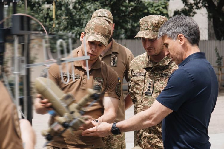 Голова ОВА передав партію спецобладнання закарпатським нацгвардійцям
