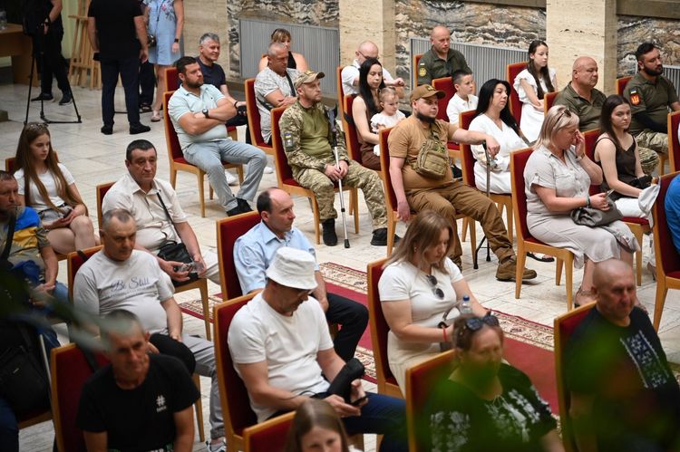 38 родин закарпатських військових та ветеранів отримали сертифікати на житло