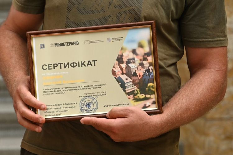 38 родин закарпатських військових та ветеранів отримали сертифікати на житло