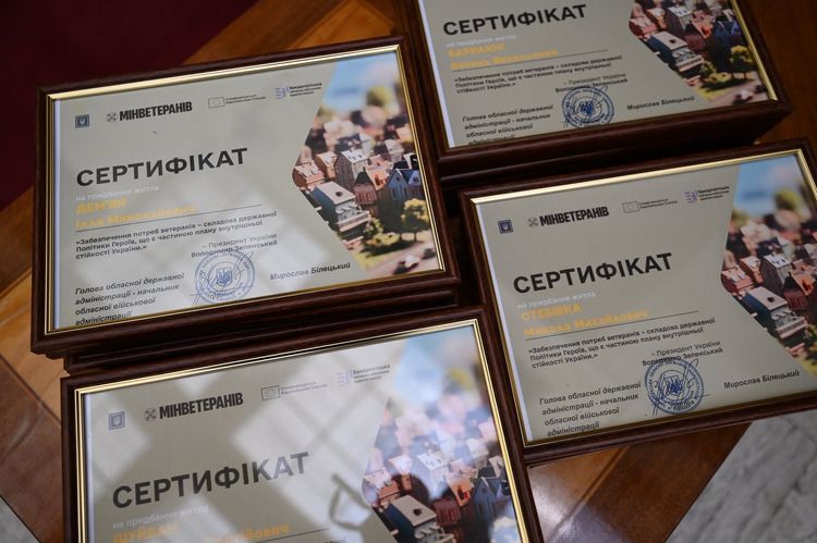 38 родин закарпатських військових та ветеранів отримали сертифікати на житло