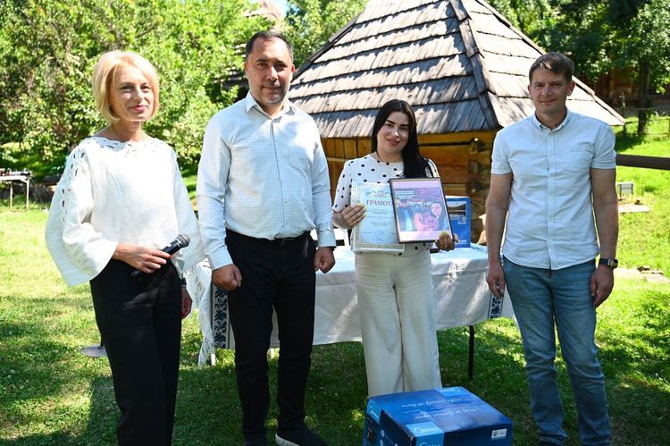 «Моя сім’я – мій оберіг»: в Ужгороді відзначили переможців обласного фотоконкурсу