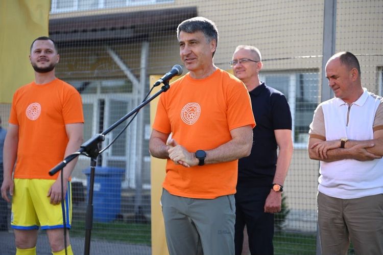 Очільники Закарпаття та Київщини зіграли у футбол з учасниками «Карпатської зміни» в Хусті