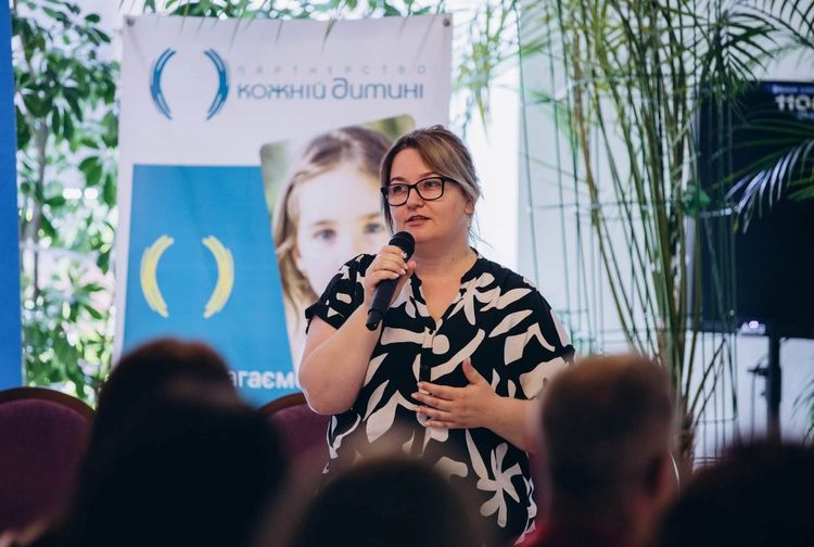 У Мукачеві відбувся захід «Жива книга: відверті історії турботи про дітей»