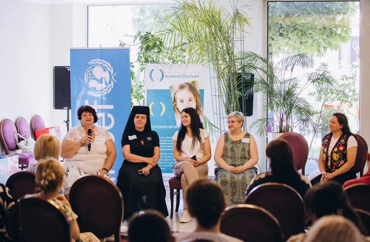 У Мукачеві відбувся захід «Жива книга: відверті історії турботи про дітей»