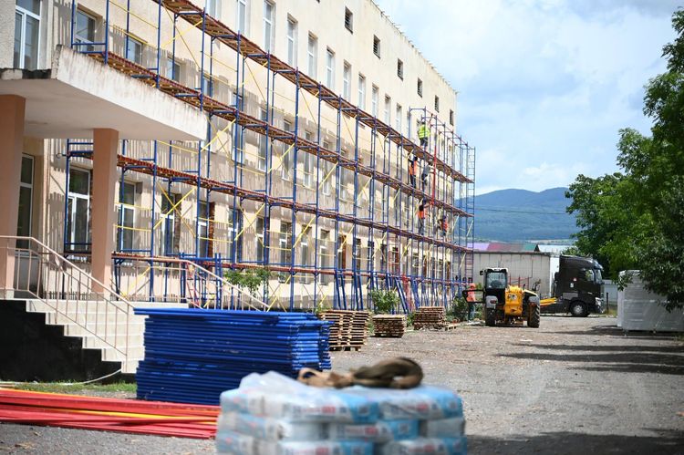 Мирослав Білецький та Віктор Микита проінспектували масштабну реконструкцію школи в Ільниці