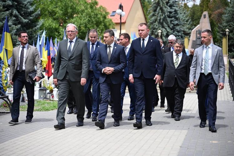 Представники України та угорської делегації взяли участь у меморіальних заходах в Ужгороді