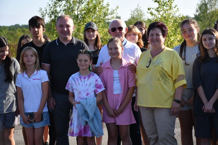 Сто дітей пільгових категорій із Закарпаття вирушили на відпочинок до Угорщини