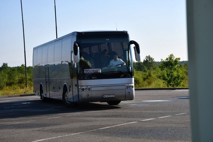 Сто дітей пільгових категорій із Закарпаття вирушили на відпочинок до Угорщини
