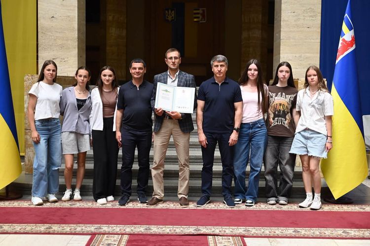 В атріумі ОВА відзначили фіналістів проєкту «Пліч-о-пліч Всеукраїнські шкільні ліги»