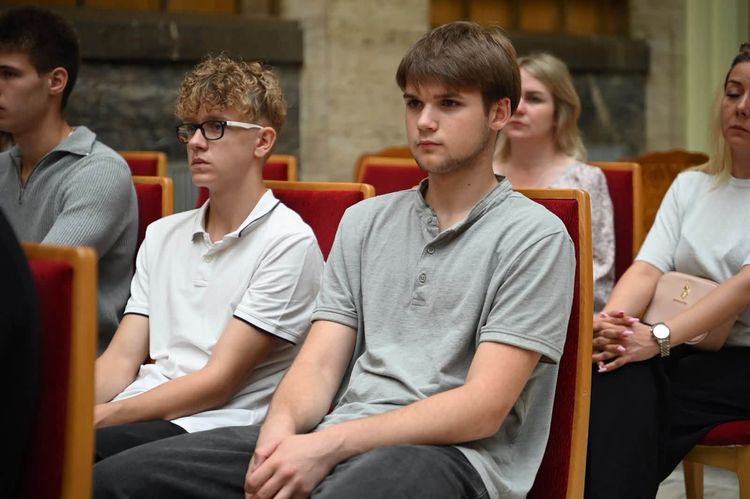 В атріумі ОВА відзначили фіналістів проєкту «Пліч-о-пліч Всеукраїнські шкільні ліги»