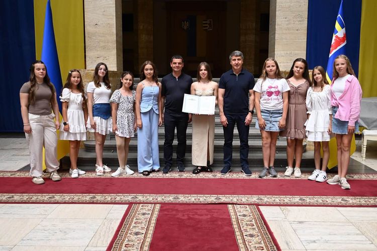 В атріумі ОВА відзначили фіналістів проєкту «Пліч-о-пліч Всеукраїнські шкільні ліги»