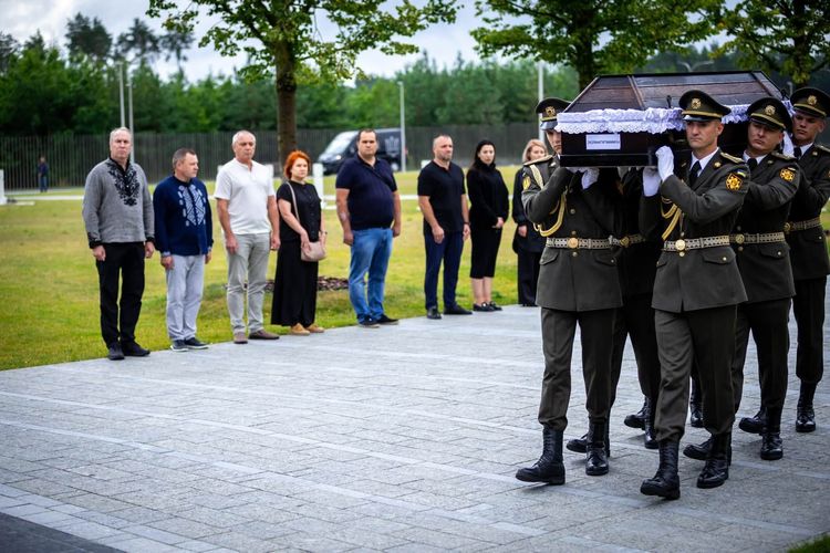Представники ОВА взяли участь у церемонії поховання п'яти невідомих воїнів на НВМК