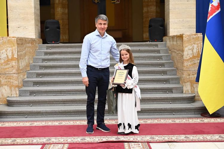 Мирослав Білецький відзначив переможців конкурсу «Міні Міс & Міні Містер Закарпаття»