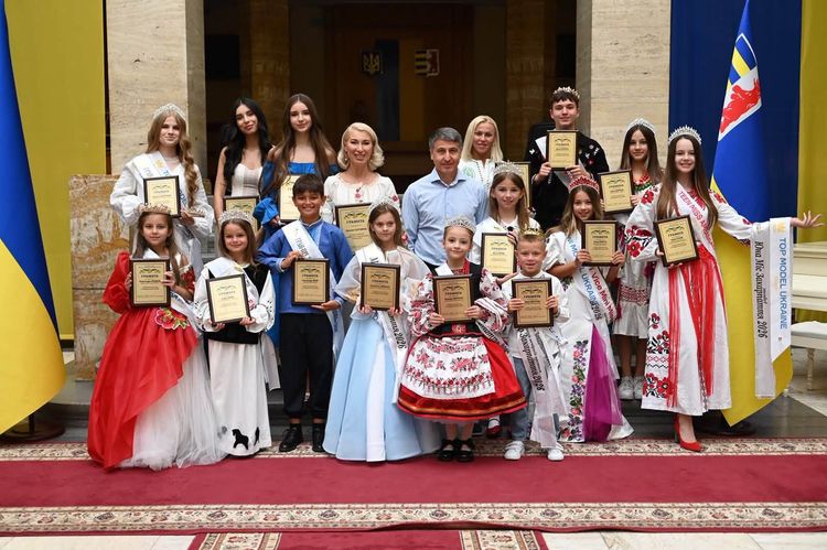 Мирослав Білецький відзначив переможців конкурсу «Міні Міс & Міні Містер Закарпаття»