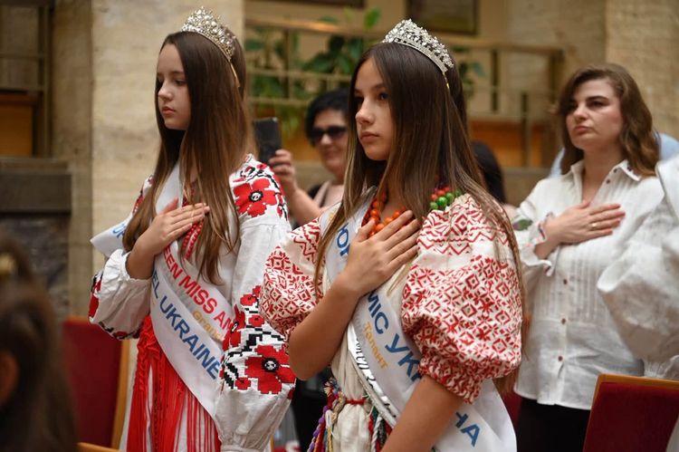 Мирослав Білецький відзначив переможців конкурсу «Міні Міс & Міні Містер Закарпаття»