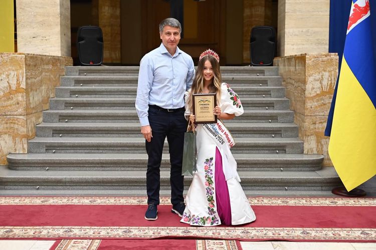 Мирослав Білецький відзначив переможців конкурсу «Міні Міс & Міні Містер Закарпаття»