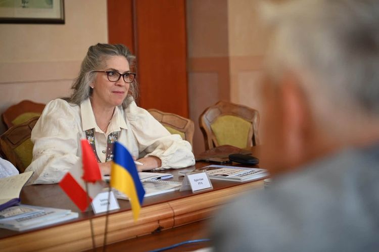 У Закарпатській ОВА відбулася зустріч із тимчасово повіреною у справах Канади