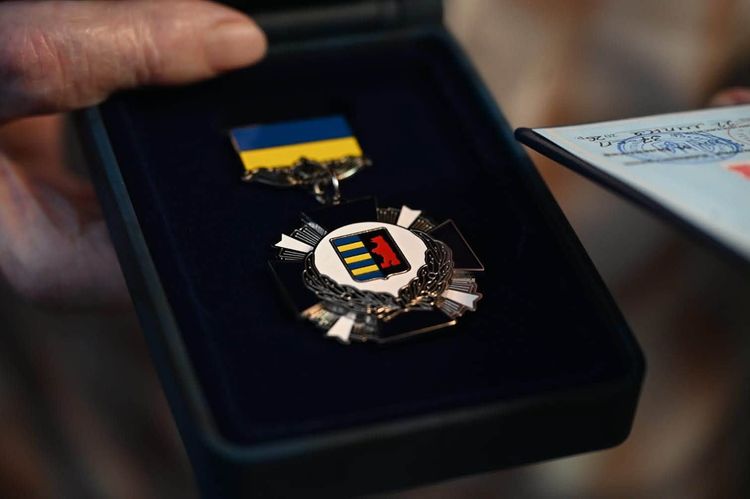 100-річному Борису Гвардіонову вручили нагрудний знак «За розвиток Закарпаття»