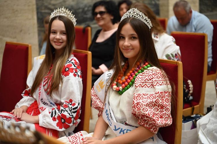 Мирослав Білецький відзначив переможців конкурсу «Міні Міс & Міні Містер Закарпаття»
