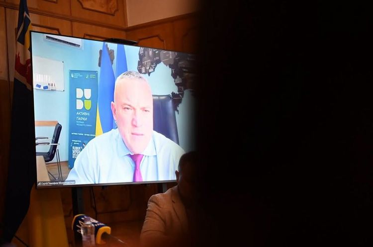 У Закарпатській ОВА обговорили шляхи професійної адаптації та зайнятості ветеранів