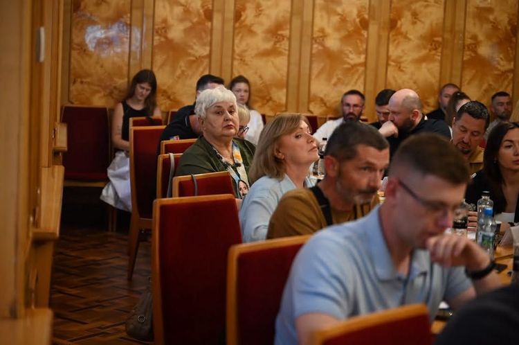 У Закарпатській ОВА обговорили шляхи професійної адаптації та зайнятості ветеранів