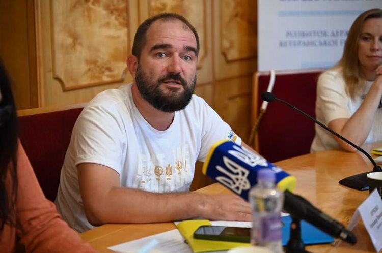 У Закарпатській ОВА обговорили шляхи професійної адаптації та зайнятості ветеранів