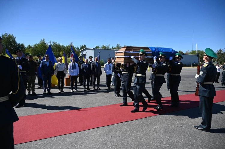  Закарпаття першим зустріло прах полковника Євгена Коновальця на рідній землі